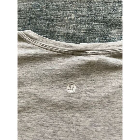 Lululemon Heathered Core Ultra Light Grey Cropped Cates Tee Size 4 - Picture 3 of 5